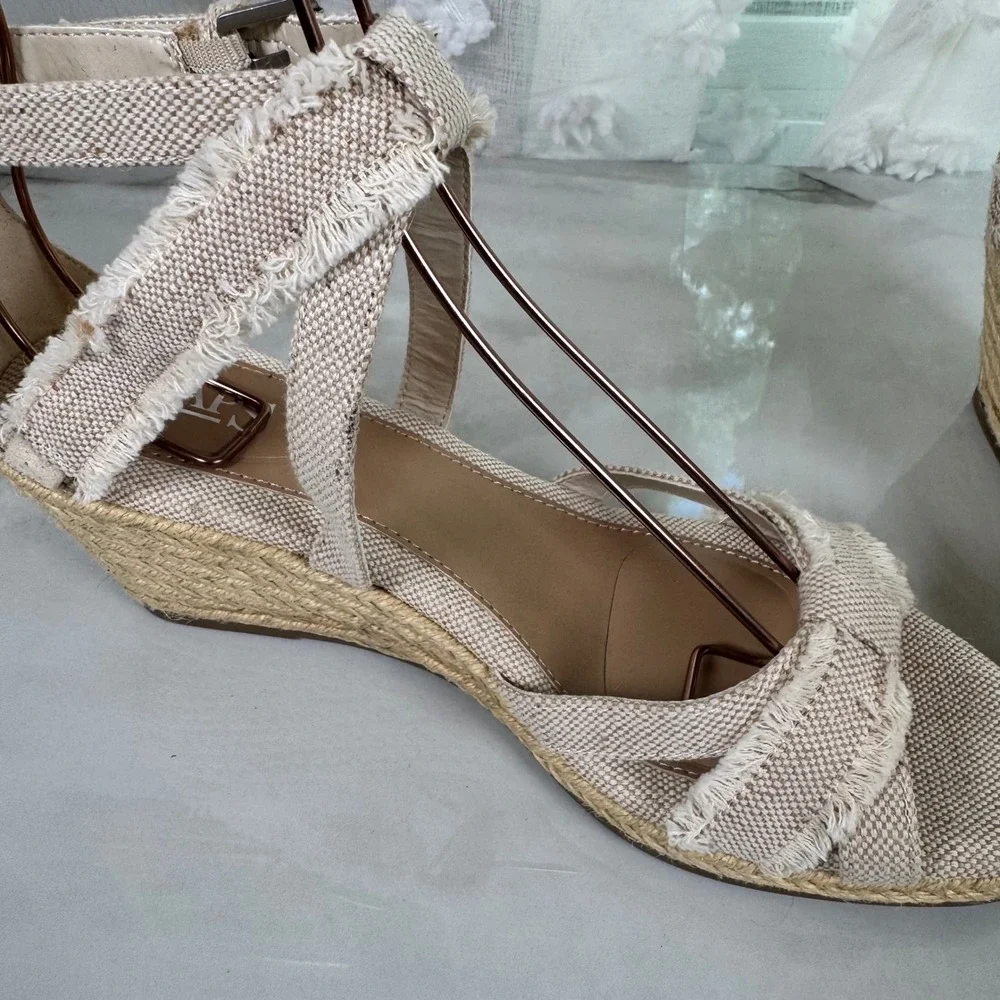Chaps Tan Espadrille‎ Wedge Sandals Frayed Edges Ankle Strap Cruise Resort 7.5 B